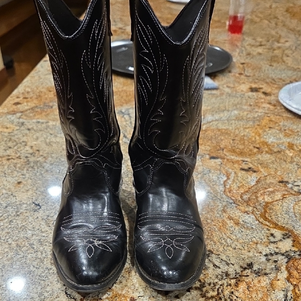Classic Black Western Cowboy Boots with White Stitching